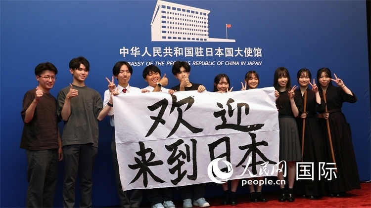 日本小大使現(xiàn)場書寫“歡迎來到日本”。人民網(wǎng) 許可攝