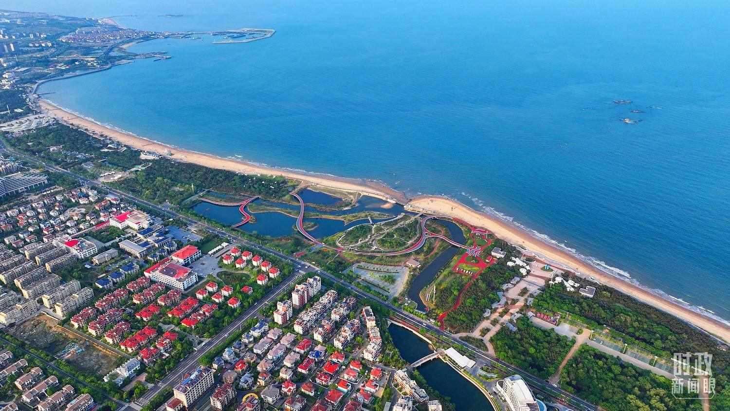 △日照市陽光海岸綠道。近年來，日照市對沿海裸露場地及岸線破損處進行生態(tài)修復，建成約28公里的陽光海岸綠道，為市民和游客提供了運動休閑好去處。（總臺央視記者范凱拍攝）