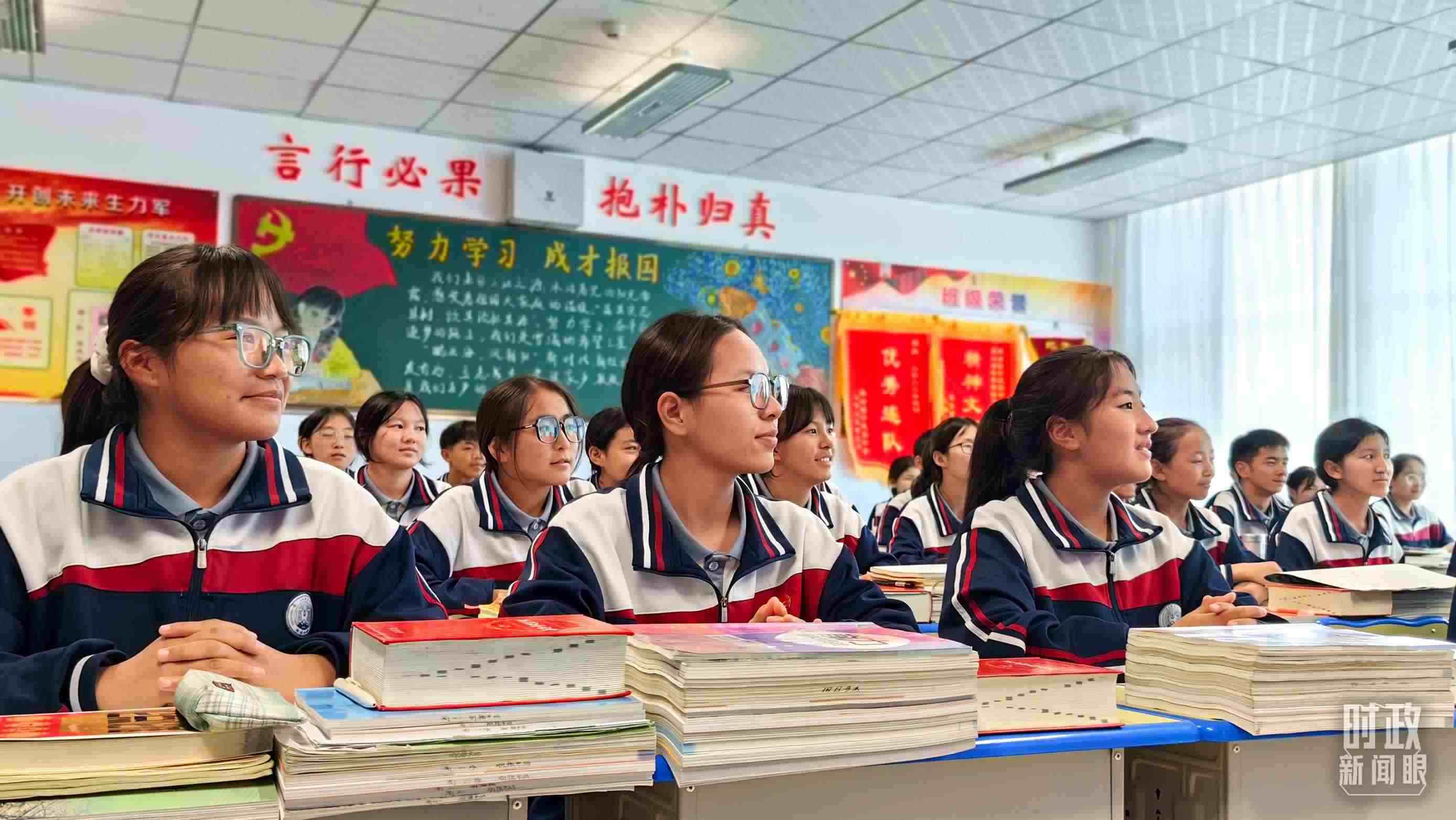 △果洛西寧民族中學高一（1）班的“新時代、新家鄉(xiāng)”主題思政課。（總臺央視記者段德文拍攝）