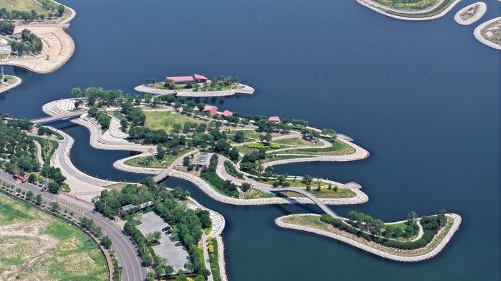 這是2024年6月28日拍攝的天津市濱海新區(qū)南灣公園一景（無(wú)人機(jī)照片）。新華社記者 李然 攝