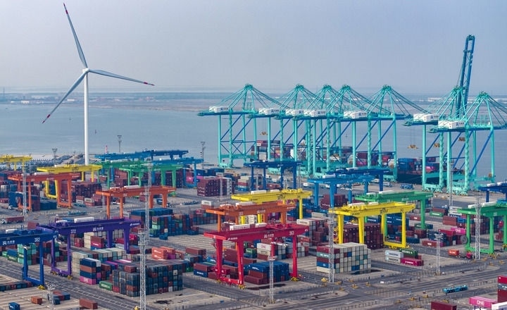 2024年7月3日，一艘集裝箱貨輪?？吭谔旖蚋邸爸腔哿闾肌贝a頭（無(wú)人機(jī)照片）。新華社記者 趙子碩 攝