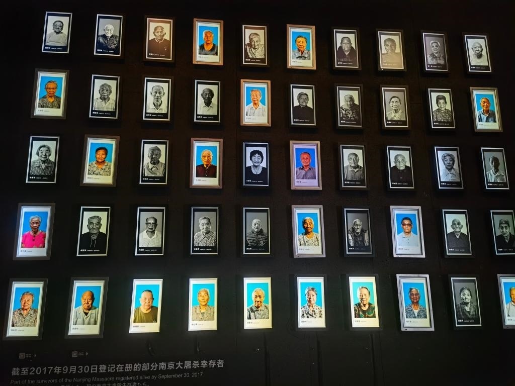侵華日軍南京大屠殺遇難同胞紀念館內(nèi)的幸存者照片墻局部。新華社記者邱冰清 攝