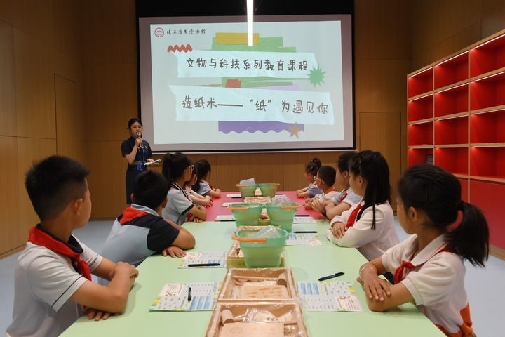 2024年5月18日，小學(xué)生在陜西歷史博物館秦漢館參加“文物與科技”系列教育課程。新華社記者 李一博 攝
