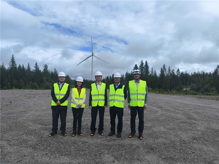 中國駐瑞典大使崔愛民（中）走訪中廣核歐能瑞典公司。中國駐瑞典大使館供圖