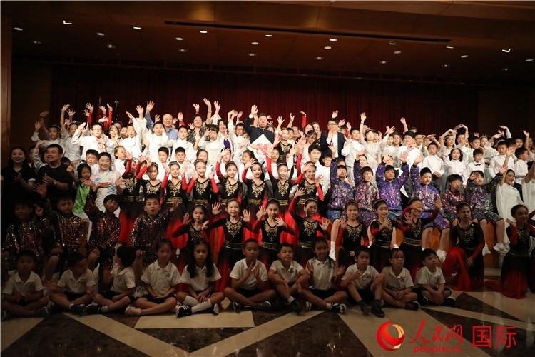 中美青少年藝術(shù)交流匯演活動結(jié)束后，嘉賓們與學(xué)生們合影。人民網(wǎng)記者 李志偉攝