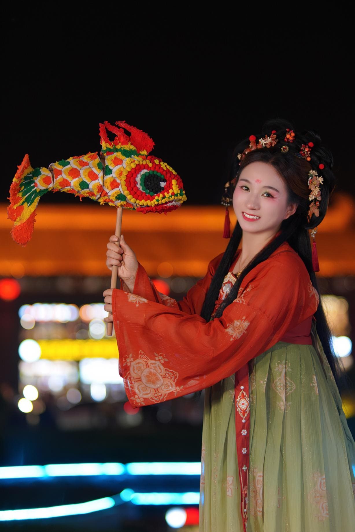 游客身穿漢服漫步在西安大唐不夜城。受訪者供圖