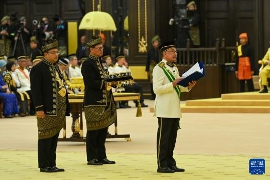  7月20日，馬來(lái)西亞總理安瓦爾（右）在吉隆坡出席最高元首登基儀式。新華社發(fā)（馬來(lái)西亞新聞局供圖）