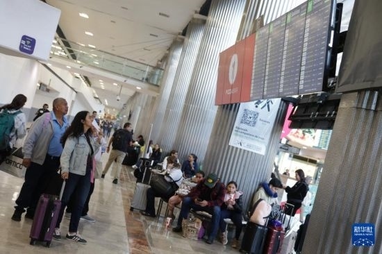 7月19日，在墨西哥首都墨西哥城的貝尼托·華雷斯國際機場，許多航班被延誤或取消，大量旅客在機場等待。新華社發(fā)（弗朗西斯科·卡涅多攝）