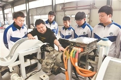 河北省威縣職業(yè)技術教育中心老師正在為學生講解電動汽車數字技術。新華社記者 朱旭東攝