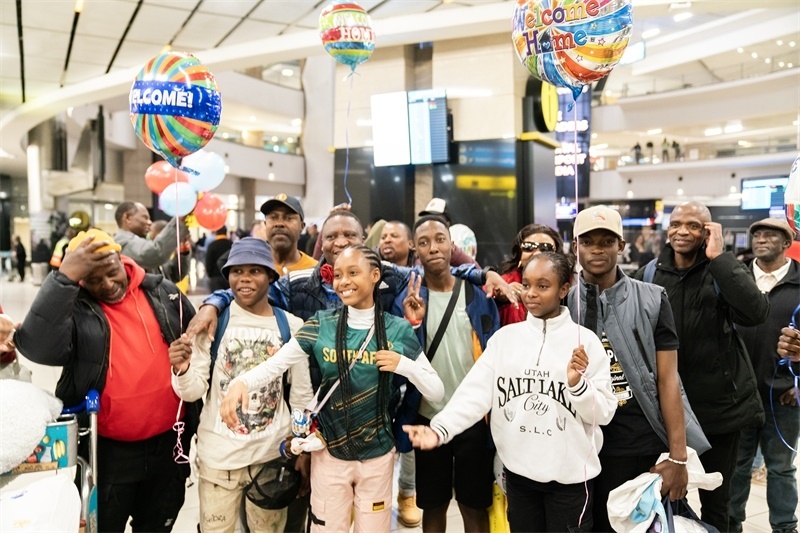 家長們熱情歡迎從中國歸來的學(xué)生。希拉茲·莫林?jǐn)z