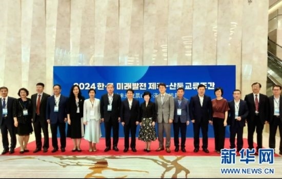 交流周活動(dòng)與會(huì)嘉賓合影。（中國(guó)駐濟(jì)州總領(lǐng)事館供圖）