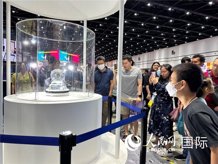 觀眾參觀中國“嫦娥五號”探測器從月球帶回的珍貴樣品。人民網(wǎng)記者簡承淵攝