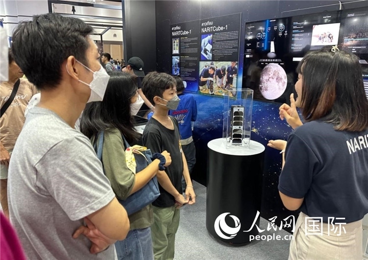 泰國國家天文研究所工作人員向觀眾科普天文知識。人民網(wǎng)記者 簡承淵攝