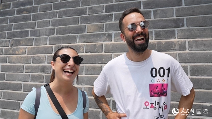 圖為西班牙籍游客塔瑪拉·魯伊斯·查莫羅（左）和馬克·普拉達(dá)·巴約納（右）。人民網(wǎng)記者 吳超嵐攝