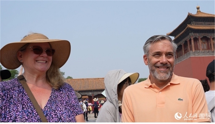 圖為來自美國拉斯維加斯的游客格雷琴·拉森 （Gretchen Larsen）（左）和她的丈夫埃里克·拉森（Eric Larsen）（右）。人民網(wǎng)記者 吳超嵐攝