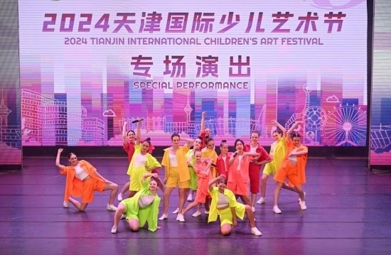 7月22日，來自俄羅斯的舞蹈團演員在藝術(shù)節(jié)上展演。新華社記者 趙子碩 攝