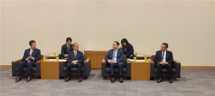 4月11日，楊萬明會長在東京會見日中友好議員聯(lián)盟會長二階俊博（左二）。中國人民對外友好協(xié)會供圖