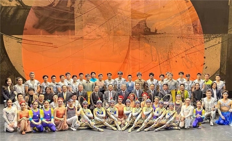 4月12日，中國人民對外友好協(xié)會會長楊萬明、駐日大使吳江浩及來自36國70位駐日使節(jié)代表等現(xiàn)場觀看中國雜技團東京公演。中國人民對外友好協(xié)會供圖