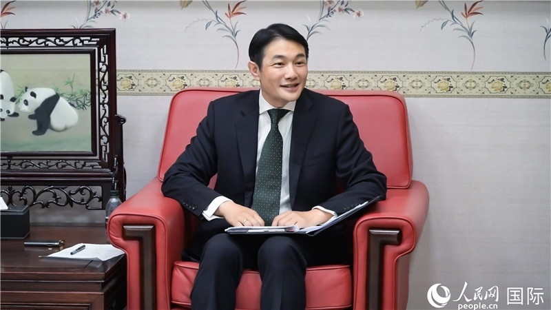 使館發(fā)言人畢海波公參介紹黨的二十屆三中全會情況并回答記者提問。人民網(wǎng) 郭錦標(biāo)攝