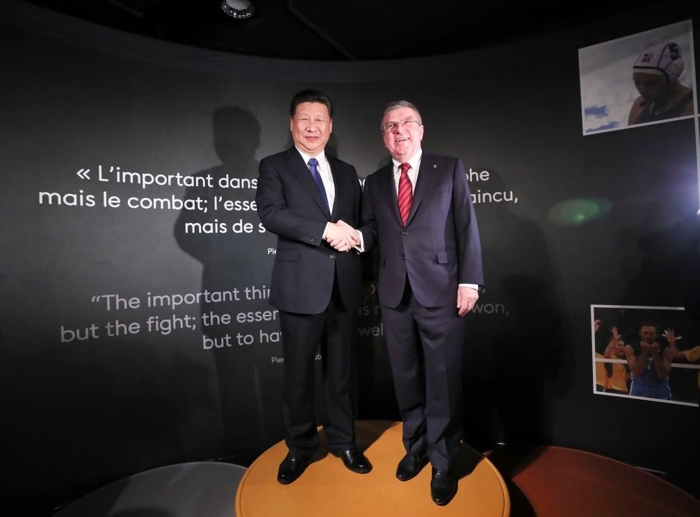2017年1月18日，國家主席習(xí)近平在瑞士洛桑國際奧林匹克博物館會(huì)見國際奧林匹克委員會(huì)主席巴赫。這是習(xí)近平和巴赫在奧運(yùn)冠軍領(lǐng)獎(jiǎng)臺(tái)上合影。新華社記者 蘭紅光 攝