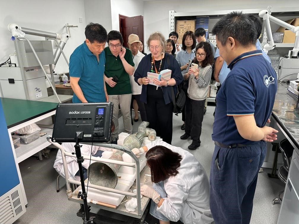 2024年5月28日，英國(guó)考古學(xué)家、牛津大學(xué)教授杰西卡·羅森在文物保護(hù)修復(fù)實(shí)驗(yàn)室觀摩文物。新華社發(fā)（四川省文物考古研究院供圖）