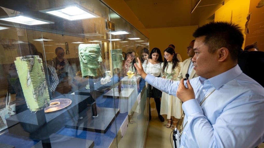 2024年6月14日，冉宏林在埃及開(kāi)羅舉辦的“三星堆·金沙”主題數(shù)字展上向埃及公眾介紹三星堆文化。新華社發(fā)（四川省文物考古研究院供圖）