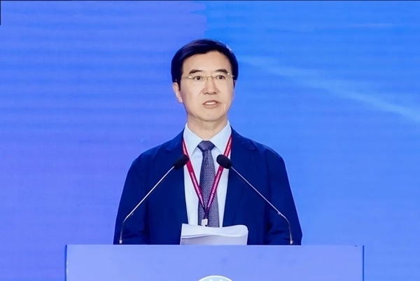 杜玉波在第八屆產(chǎn)教融合發(fā)展大會(huì)上作主旨報(bào)告。中國(guó)高等教育學(xué)會(huì)供圖