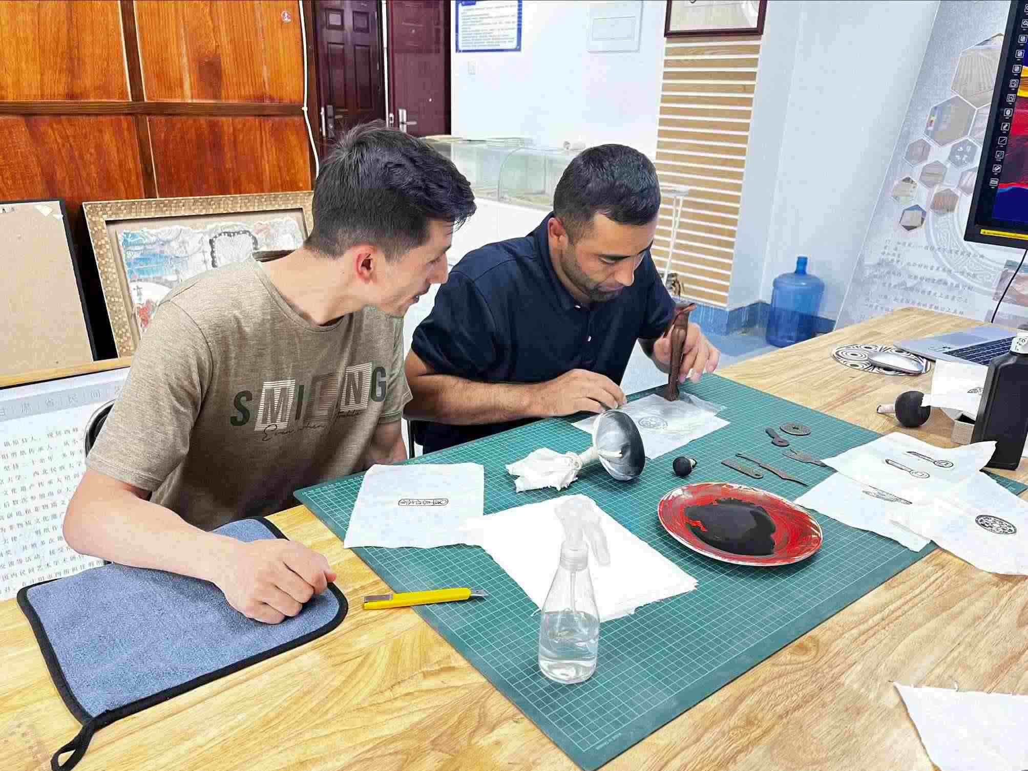 營員們動(dòng)手體驗(yàn)“非遺”技藝。校方供圖