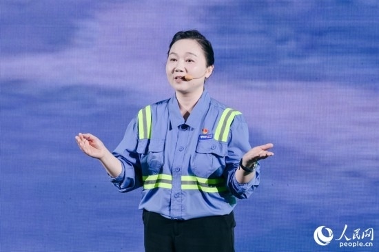 黃英紅講述在互聯(lián)網(wǎng)“種地”的故事。人民網(wǎng)攝