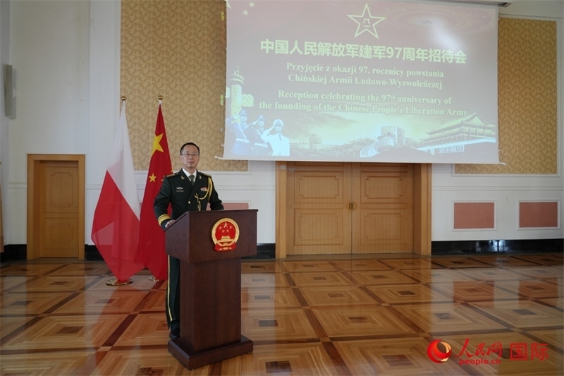 波蘭使館國防武官張寅生大校在招待會上致辭。人民網(wǎng)記者 李增偉攝 