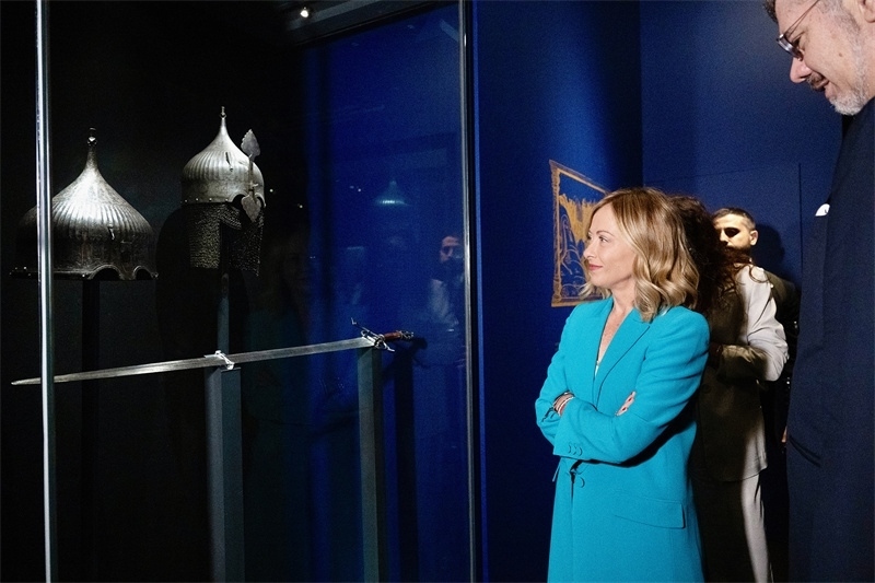 意大利總理梅洛尼參觀展覽“傳奇之旅：馬可·波羅與絲綢之路上的世界”。 (意大利總理府供圖)