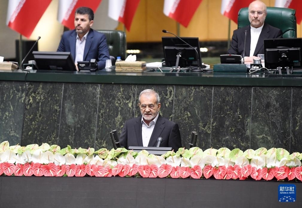 7月30日，佩澤希齊揚（前）在伊朗德黑蘭的伊朗議會宣誓就任伊朗總統(tǒng)后發(fā)表就職演說。新華社記者 沙達提 攝