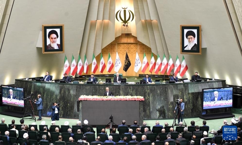 7月30日，佩澤希齊揚（中）在伊朗德黑蘭的伊朗議會宣誓就任伊朗總統(tǒng)后發(fā)表就職演說。新華社記者 沙達提 攝