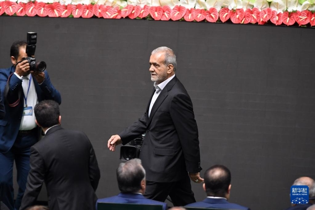 7月30日，在伊朗德黑蘭的伊朗議會，佩澤希齊揚（中）抵達總統(tǒng)就職典禮現(xiàn)場。新華社記者 沙達提 攝