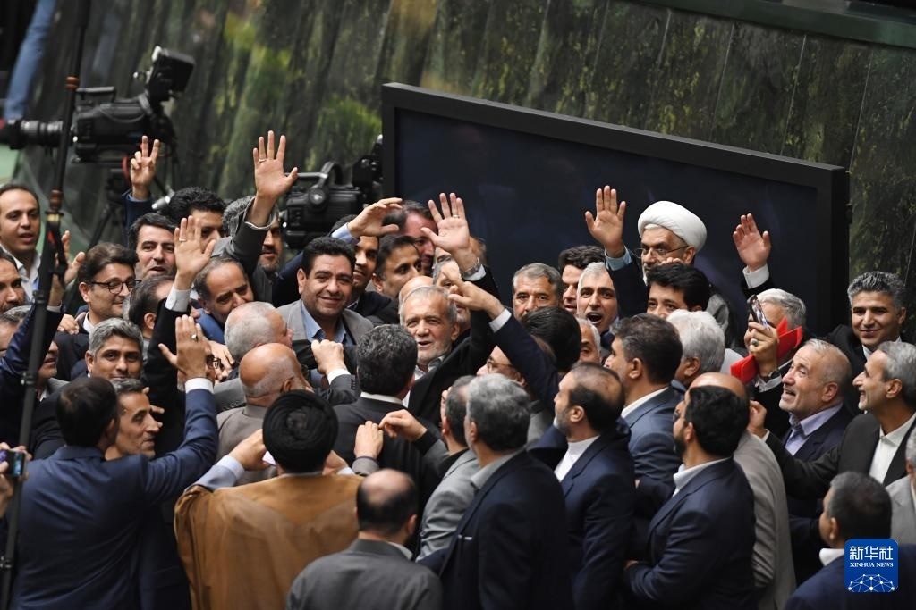 7月30日，在伊朗德黑蘭的伊朗議會，佩澤希齊揚（中）離開總統(tǒng)就職典禮現(xiàn)場時揮手致意。新華社記者 沙達提 攝