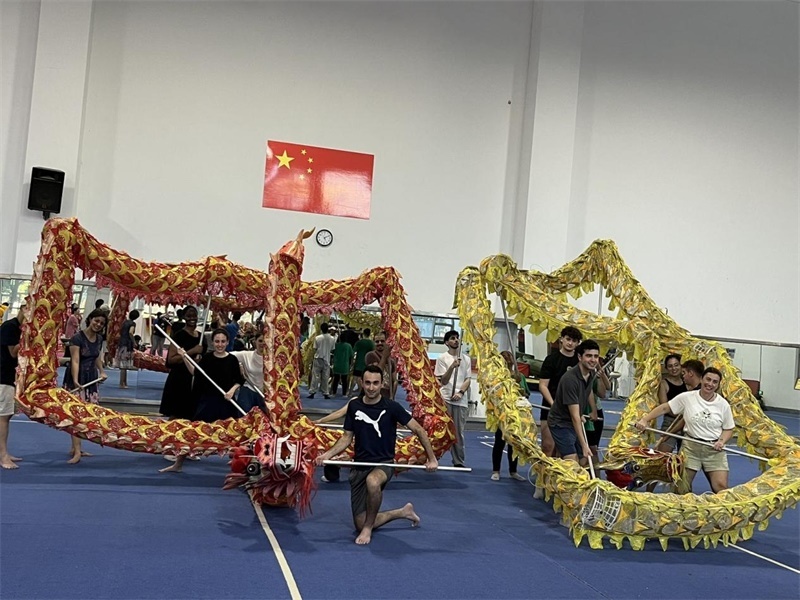 在中國和巴西共迎兩國建交50周年之際，巴西圣保羅州立大學(xué)孔子學(xué)院今年7月成功組織多批、近40名巴西青少年來華進(jìn)行短期訪問交流，圖為訪問團(tuán)成員在中國參加文化體驗(yàn)活動(dòng)。 巴西圣保羅州立大學(xué)孔子學(xué)院供圖