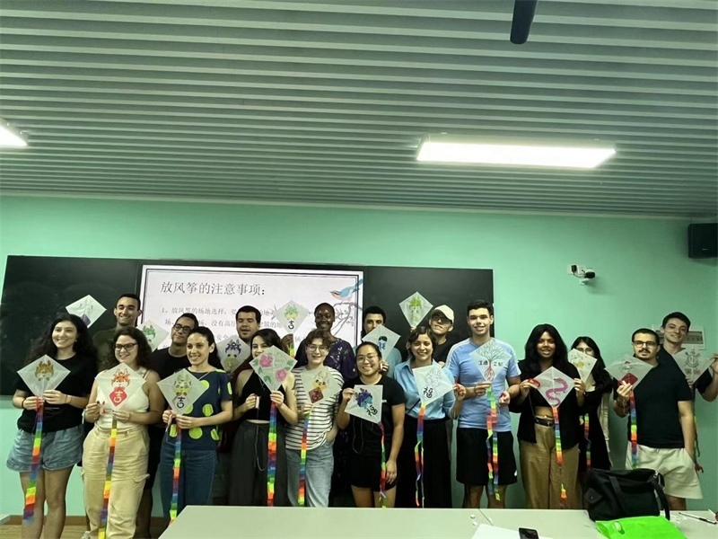 在中國和巴西共迎兩國建交50周年之際，巴西圣保羅州立大學(xué)孔子學(xué)院今年7月成功組織多批、近40名巴西青少年來華進(jìn)行短期訪問交流，圖為訪問團(tuán)成員參加文化體驗(yàn)活動(dòng)。 巴西圣保羅州立大學(xué)孔子學(xué)院供圖