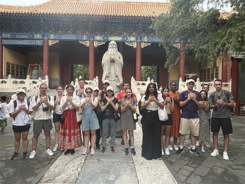 在中國和巴西共迎兩國建交50周年之際，巴西圣保羅州立大學(xué)孔子學(xué)院今年7月成功組織多批、近40名巴西青少年來華進(jìn)行短期訪問交流，圖為訪問團(tuán)成員參加文化體驗(yàn)活動(dòng)。 巴西圣保羅州立大學(xué)孔子學(xué)院供圖