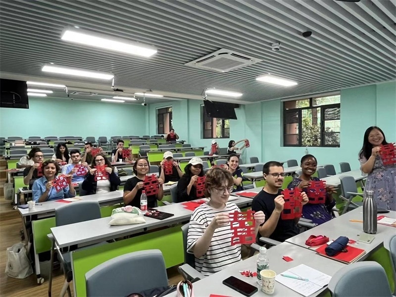 在中國和巴西共迎兩國建交50周年之際，巴西圣保羅州立大學(xué)孔子學(xué)院今年7月成功組織多批、近40名巴西青少年來華進(jìn)行短期訪問交流，圖為訪問團(tuán)成員參加文化體驗(yàn)活動(dòng)。 巴西圣保羅州立大學(xué)孔子學(xué)院供圖