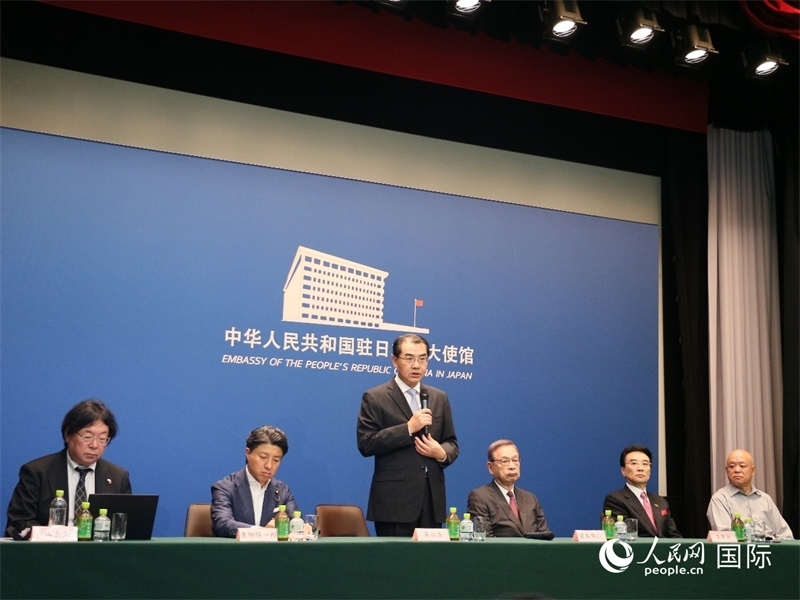 中國(guó)駐日本大使吳江浩（左三）致辭。人民網(wǎng) 許可攝