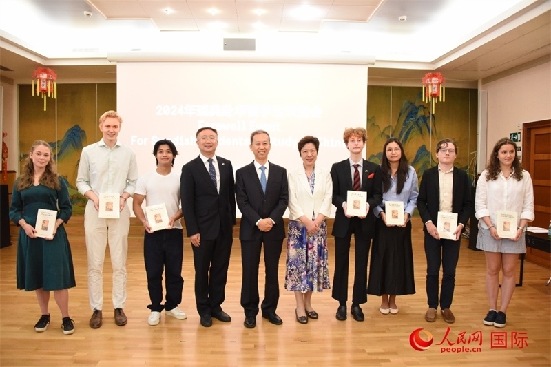 中國駐瑞典大使崔愛民與赴華瑞典留學(xué)生合影。人民網(wǎng)記者 殷淼攝