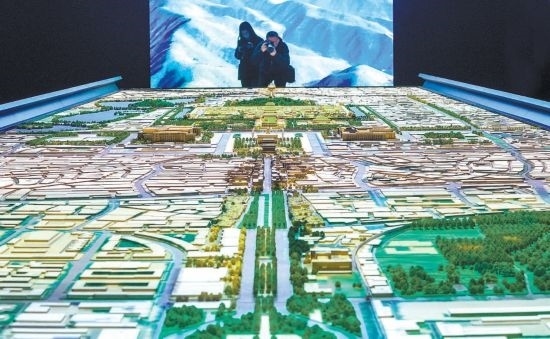 首都博物館“輝煌中軸”展廳內，十六米長的中軸線沙盤，配以立體投影技術，展現北京中軸線之壯美。 本報記者 武亦彬攝