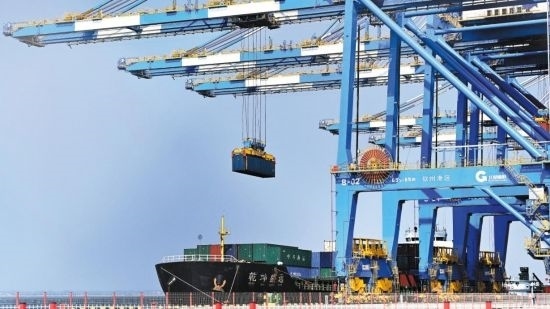 自動(dòng)化起重機(jī)在中國(guó)（廣西）自由貿(mào)易試驗(yàn)區(qū)欽州港吊裝集裝箱。（圖片來(lái)源：新華社）