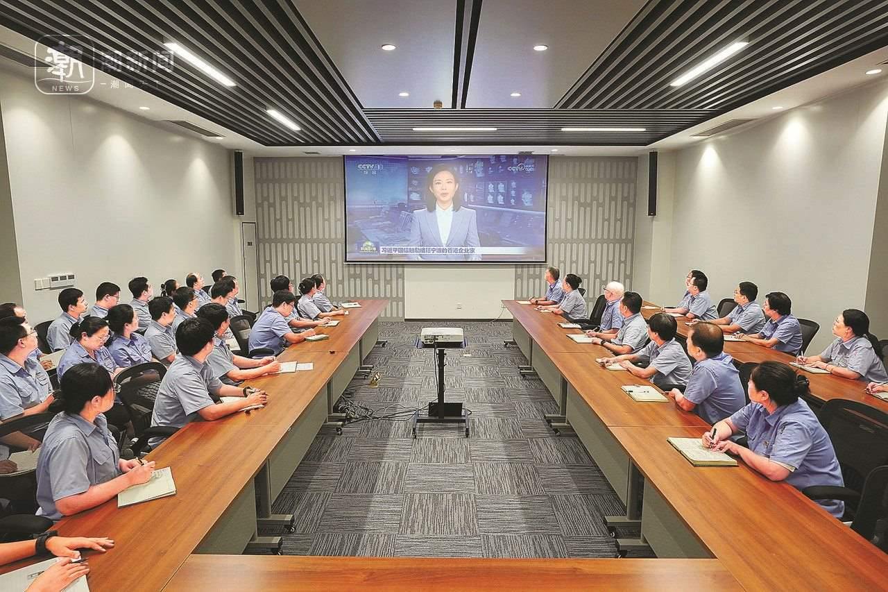 2024年8月1日晚，寧波永新光學(xué)股份有限公司員工集體觀看央視《新聞聯(lián)播》關(guān)于國(guó)家主席習(xí)近平給包陪慶、曹其鏞等祖籍寧波的香港企業(yè)家回信的報(bào)道。潮新聞?dòng)浾?賀元?jiǎng)P 彭鵬 周旭輝 攝