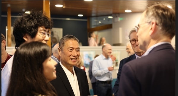 盧中見與嘉賓交流中國(guó)畫。許晉熙攝