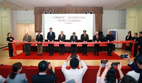 中外嘉賓共同為“文明的綻放”文化交流展開幕式剪彩。中國(guó)外文局國(guó)際傳播發(fā)展中心供圖