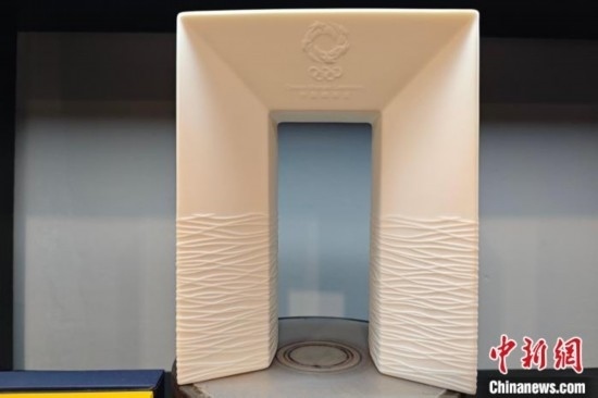 白瓷作品《凱旋尊》巧妙融合了法國與中國最具象征意義的藝術(shù)形式和元素進行再創(chuàng)造。 吳冠標(biāo) 攝