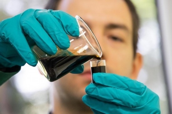 2022年5月24日，在匈牙利薩茲豪隆包陶多瑙河煉油廠，一名工人對(duì)通過阿德里亞輸油管道運(yùn)達(dá)的原油樣品進(jìn)行質(zhì)量分析。新華社發(fā)（弗爾季·奧蒂洛攝）