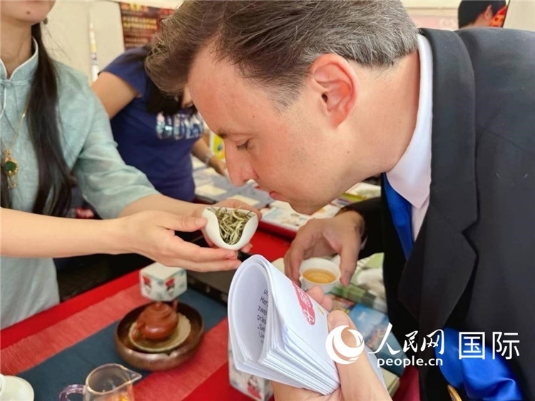德國市民品鑒中國茶。人民網(wǎng)記者 劉赫攝