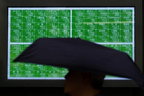 8月2日，在日本東京，行人經(jīng)過一處股指信息電子顯示屏。新華社記者張笑宇攝